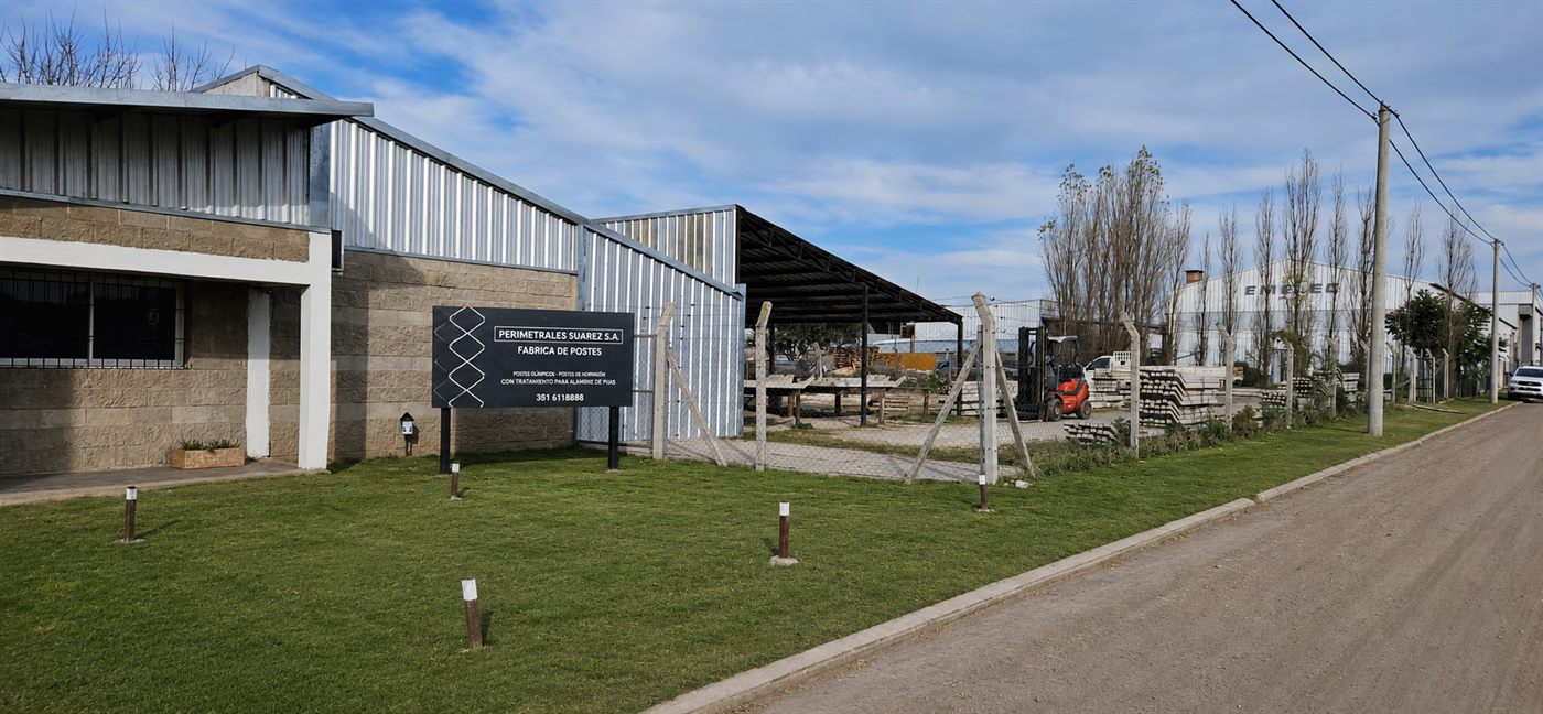 Planta de producción de Perimetrales Suarez en Malagueño, con el cartel de la fábrica de postes
